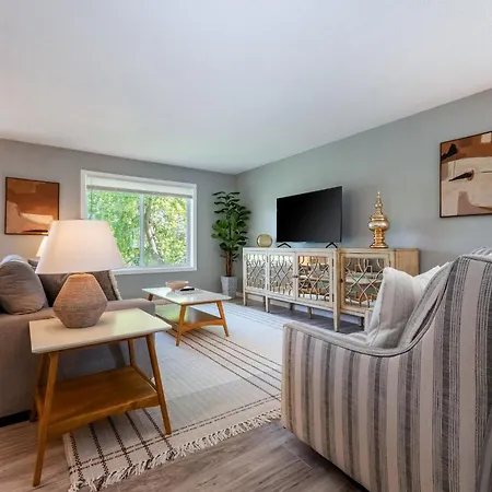 Spacious 4Br Home In Minneapolis - Pet Friendly!